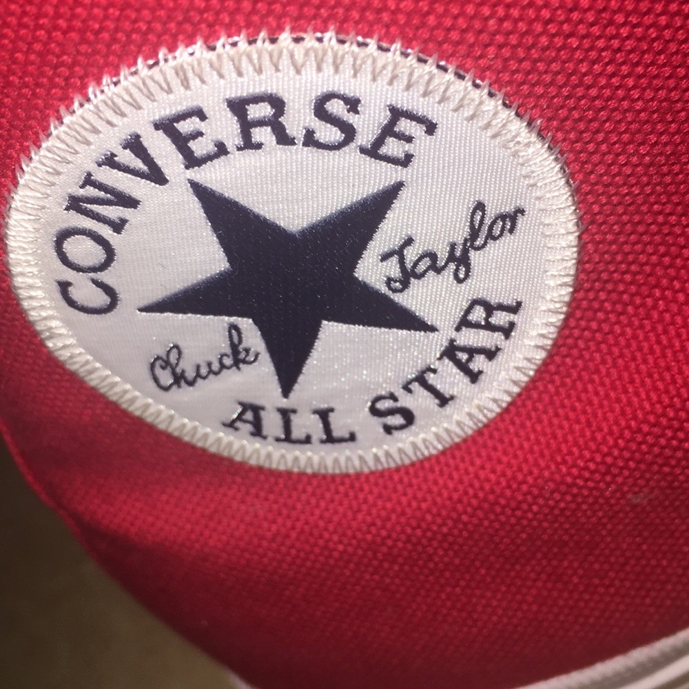 Red converse - Picture 4 of 4